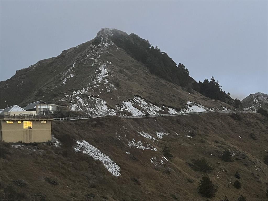 快新聞/銀白世界!合歡山降雪厚度0.5公分 「這路段」仍需掛雪鏈通行