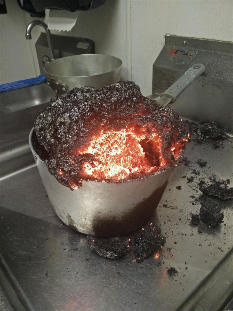 「真．熔岩蛋糕」日網友端出神祕料理　網讚嘆：被耽擱的煉金術士