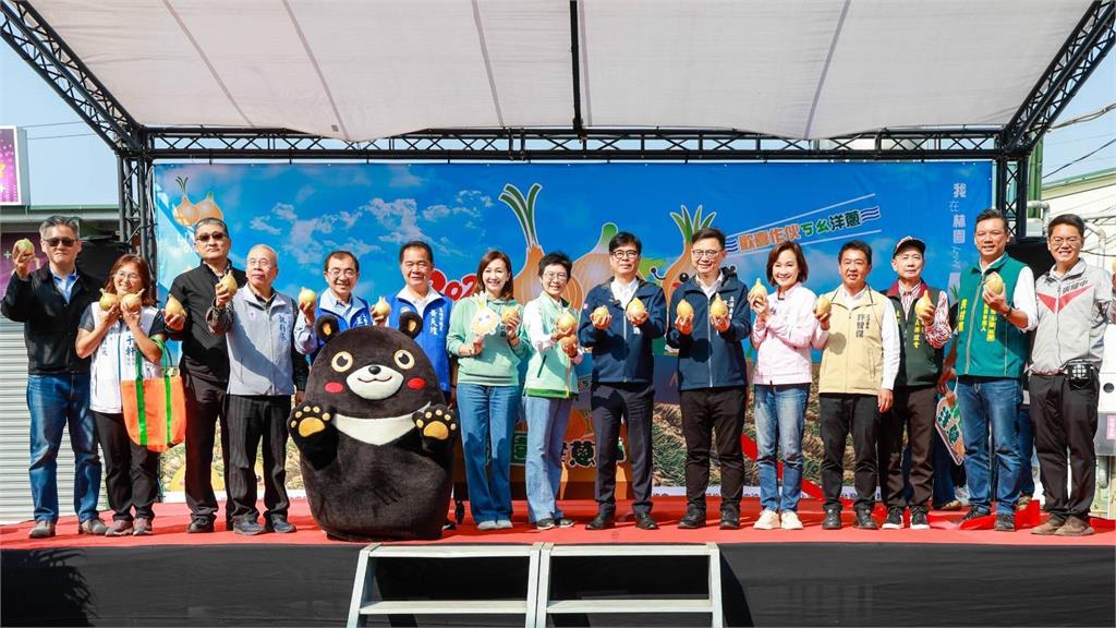 快新聞／林園洋蔥節熱鬧登場　陳其邁下田「ㄎㄠ蔥頭」邀民眾挺農民