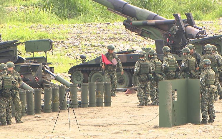 十軍團年度重砲保養射擊! 大甲溪南岸火砲射擊場面震撼