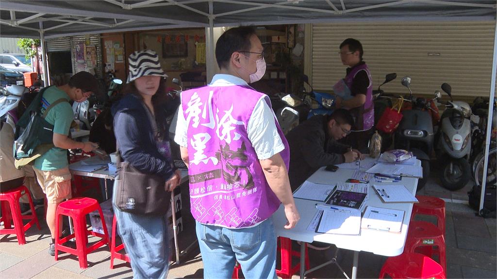"剷芯"遭惡意倒水.場地遭市府駁回 連署人潮仍不減