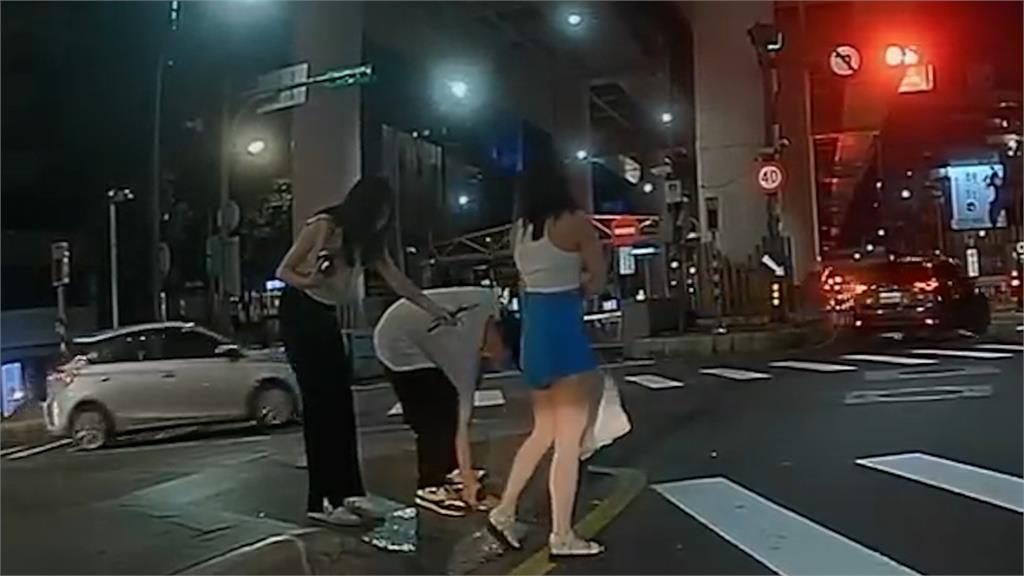 斜坡雨後太滑?短褲辣妹一屁股坐地 網:重複研究原因好幾次