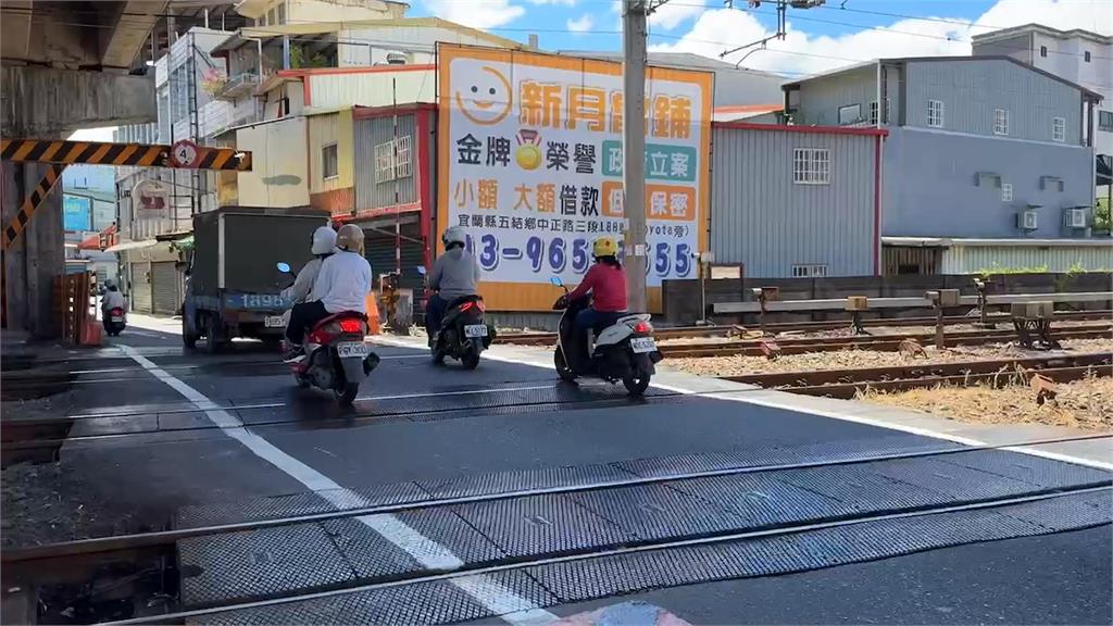 車輛回堵駕駛硬要過? 宜蘭轎車「塞平交道上」驚險畫面曝