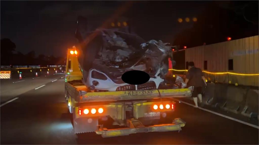 快新聞/禍不單行!昨夜國一火燒車 國三2車追撞「雙雙翻車」交通受阻