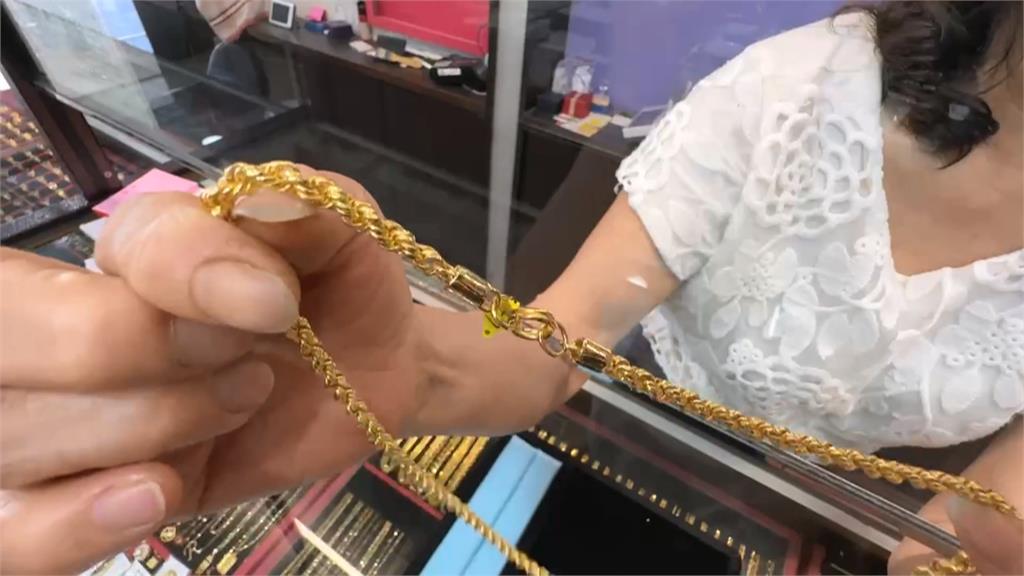 高雄大寮驚傳街頭搶案 早餐店老闆17萬金項鍊遭硬搶