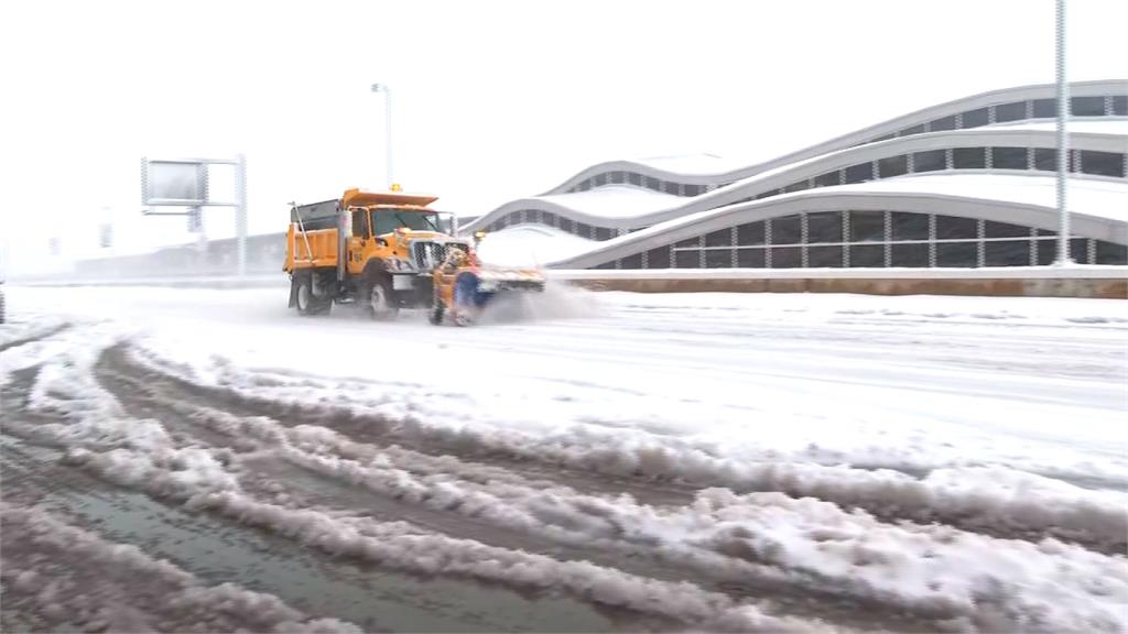 暴風雪襲擊美東打亂交通　拜登回白宮受阻