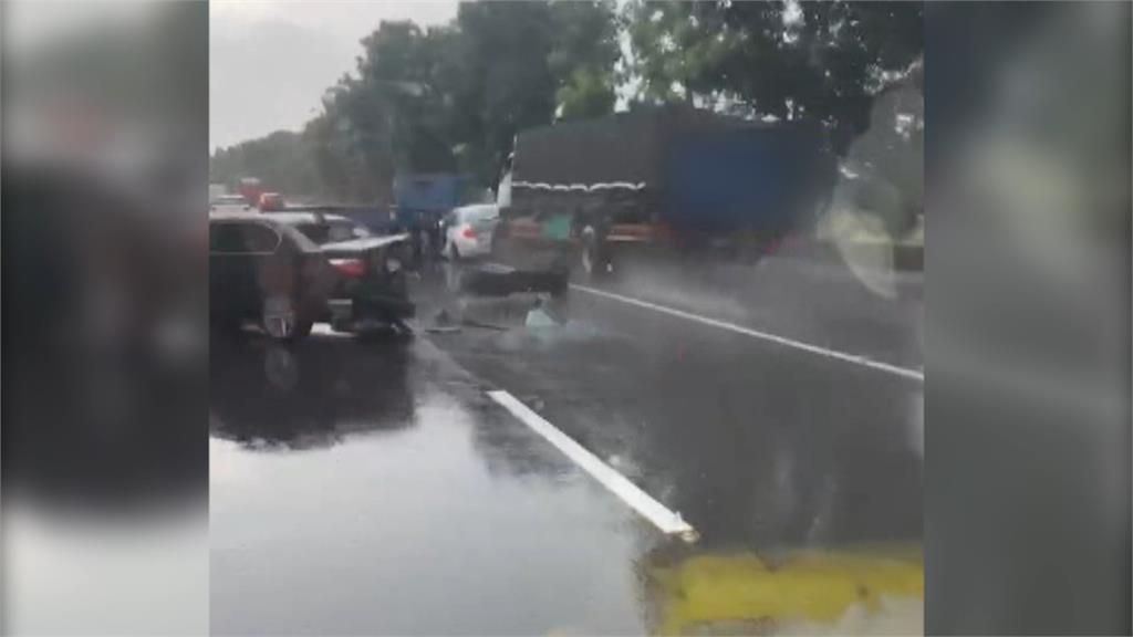 天雨路滑釀禍! 台78多車追撞6人輕傷送醫