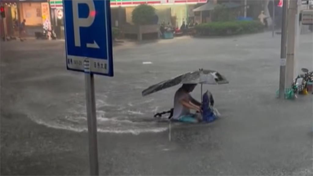 廣州暴雨!城市現「激流」沖走小孩 外送員見義勇為驚險救援