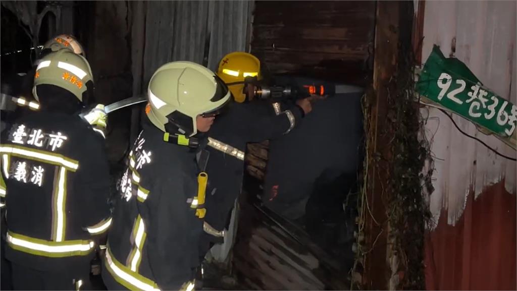 快新聞/暗夜惡火!北市社子島1廢棄工廠遭祝融 消防隊大舉灌救