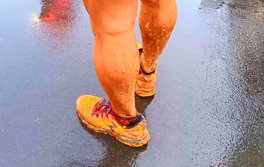 國小校慶運動會冒雨舉行 小學生雨中跳舞 家長氣炸!