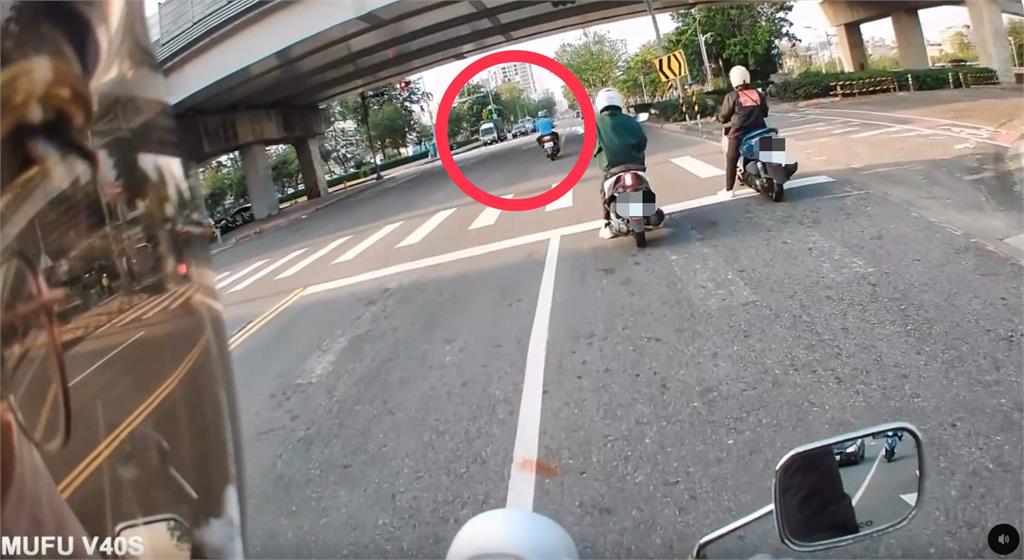 騎士闖紅燈亂丟菸蒂遭喝斥撿起 網友大讚「正義超人」