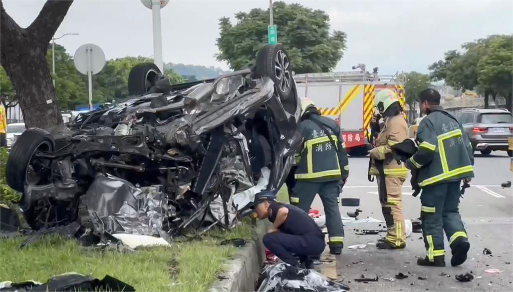 北市男開車載母撞遊覽車! 母子送醫不治 撞擊畫面曝光