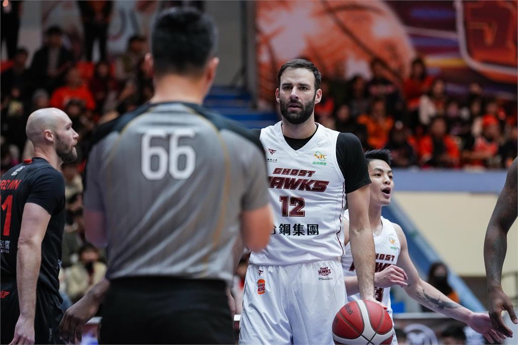 PLG(影)／阿提諾、「神奇小白」挺身而出！領航猿99：91擊敗獵鷹維持不敗金身