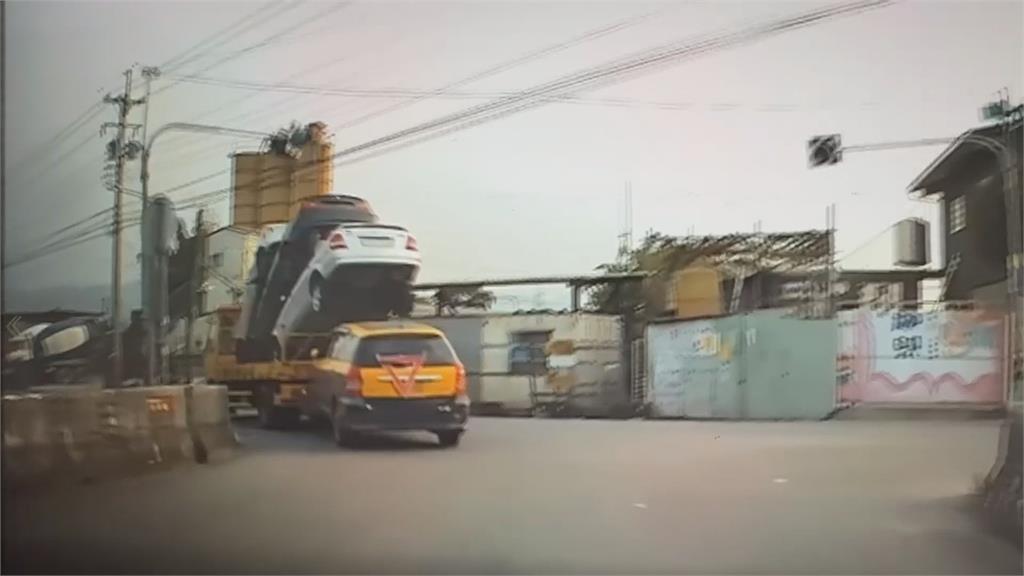 驚悚!　貨車載運竹子尾端突出車尾　拖吊車一次載4輛