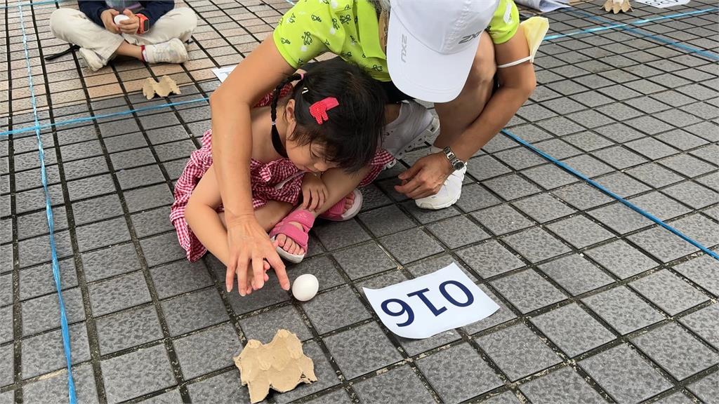 台北動物園端午「千人立蛋」 小朋友爭相挑戰
