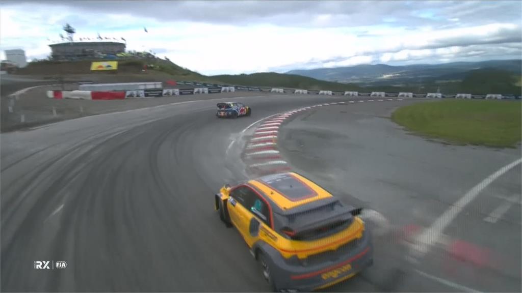 挪威拉力賽車場內硬拚　貼車碰撞衝出賽道