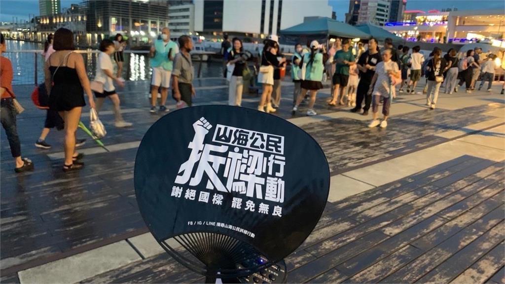 快新聞/基隆中元祭「拆樑小蜜蜂機動宣講」 民眾自創「草皮市長」吸睛