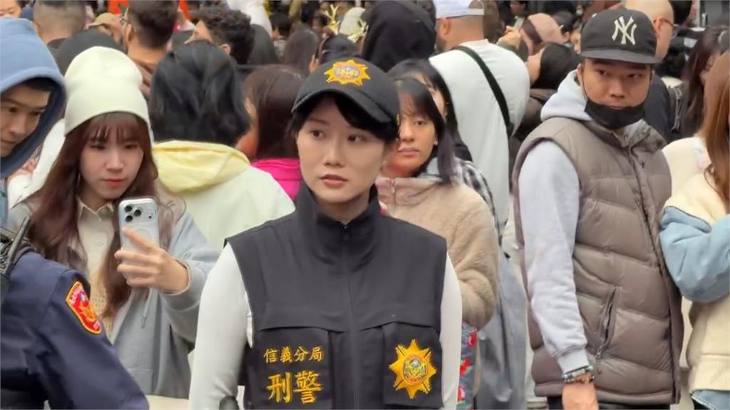 1219案發第7天！　鬧區增派警力「民眾暖遞卡片」替波麗士打氣