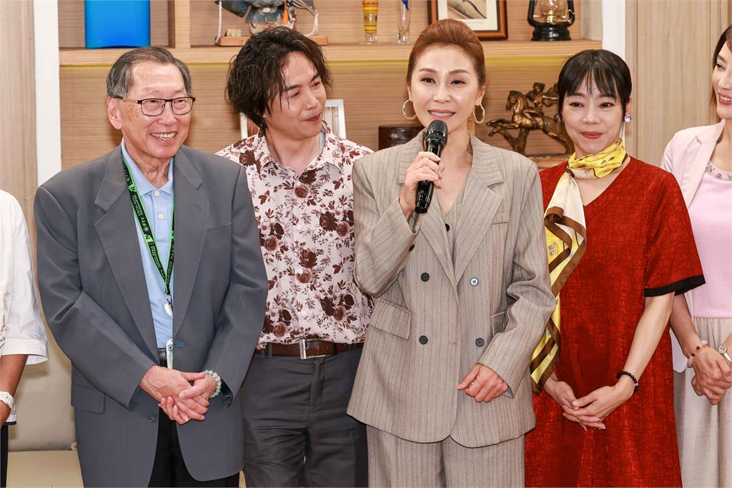雲林產地直送！副縣長謝淑亞攜農特產進擊民視 探班《豆腐媽媽》慶收視第一送「大粽」