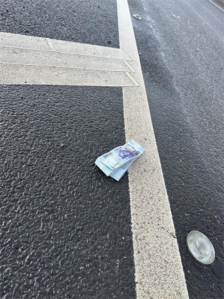 超糊塗！男子開車上班20萬元現金順手放車頂駛上國道　流浪7小時一毛沒少