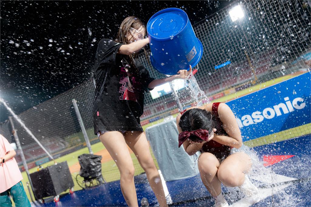 啦啦隊／玩瘋了！樂天韓籍3大超人氣女神玩水祭遭瘋狂噴水全濕透嗨翻天