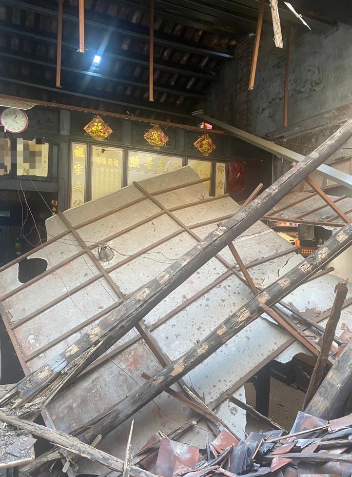 快新聞／新北樹林逾50年三合院「屋頂坍塌」　驚悚畫面曝光