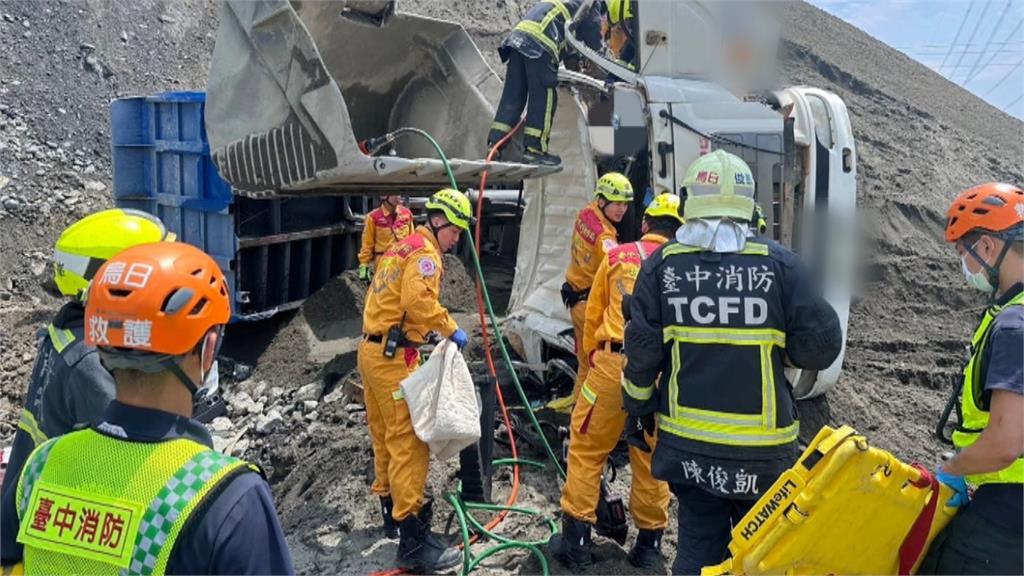 台中工安意外！　　砂石車「連人帶車」翻覆駕駛不治