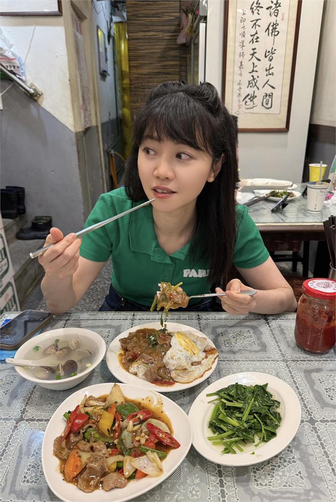端午登山「姐姐炸出翅膀」竟是高嘉瑜!帽子噴飛44歲狀態網看呆:準備上場補選了