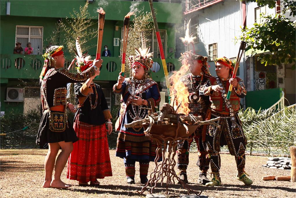 「多納黑米季」盛大登場祭典線上看全程直播 青年會領聖火開道族人齊聚慶豐收