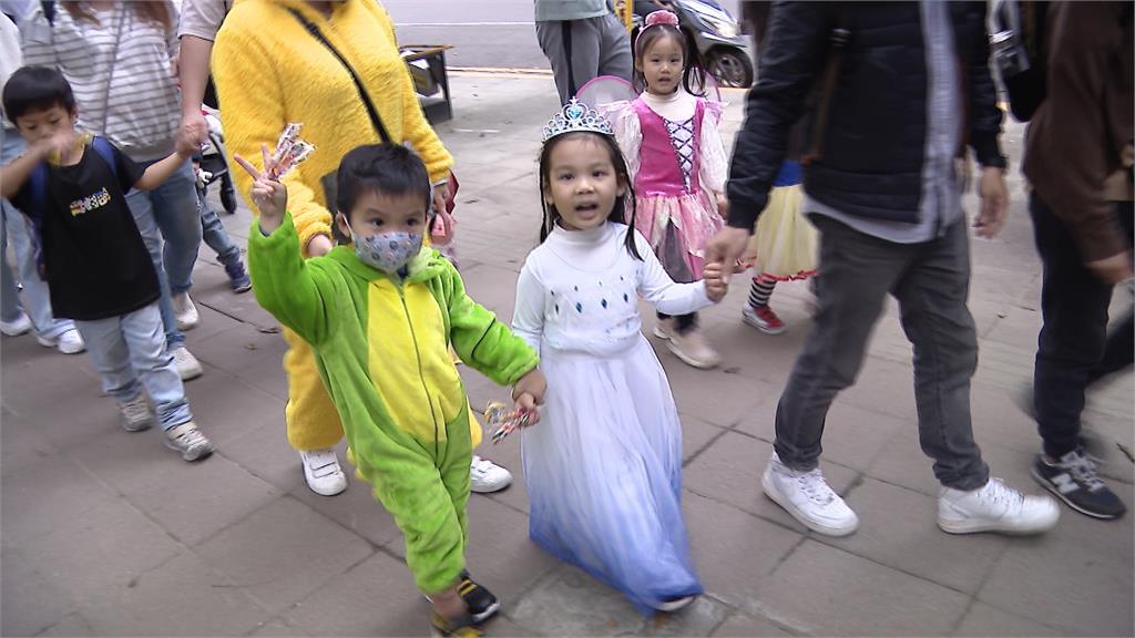 新北耶誕城「魔幻變裝童樂會」 大遊行吸引逾百人同樂