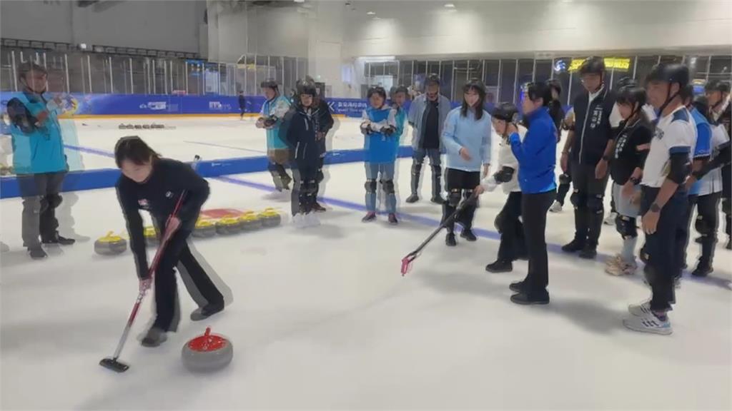 台中斥資9億打造國際滑冰場　盧秀燕率隊體驗冰壺