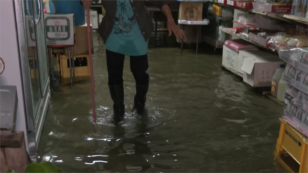 豪雨！旗山雜貨店整間泡水　高雄多地釀災應變中心三級開設