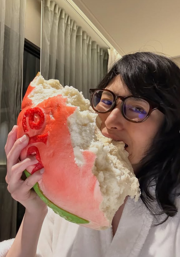 日本大胃王回飯店見巨型壽桃嚇傻!懷疑被整驚呼:台灣待客之道真的太誇張