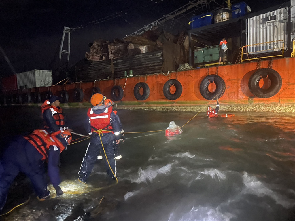 快新聞/高雄港勤拖船貓鼻頭外海擱淺 海巡緊急救援4人脫困