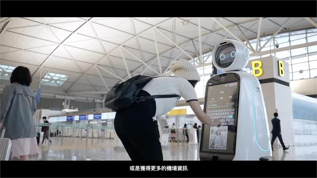 韓機場驚見超萌AI機器人　帶路拍照吸走台妞目光