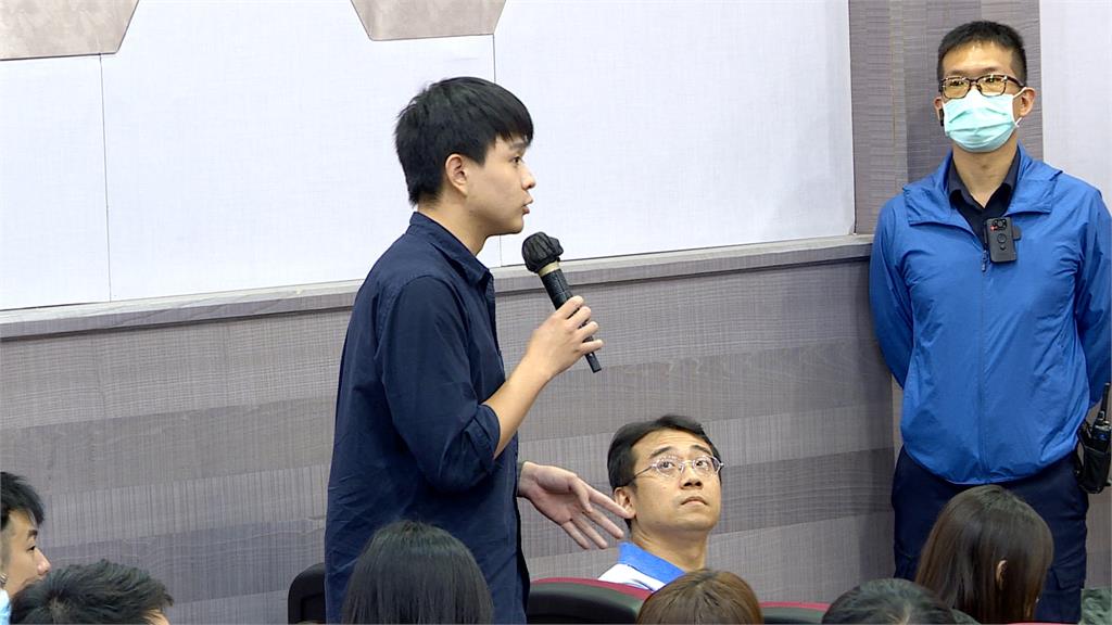 質疑陳以信插嘴「搓問題」 台大學生批:最大暗樁