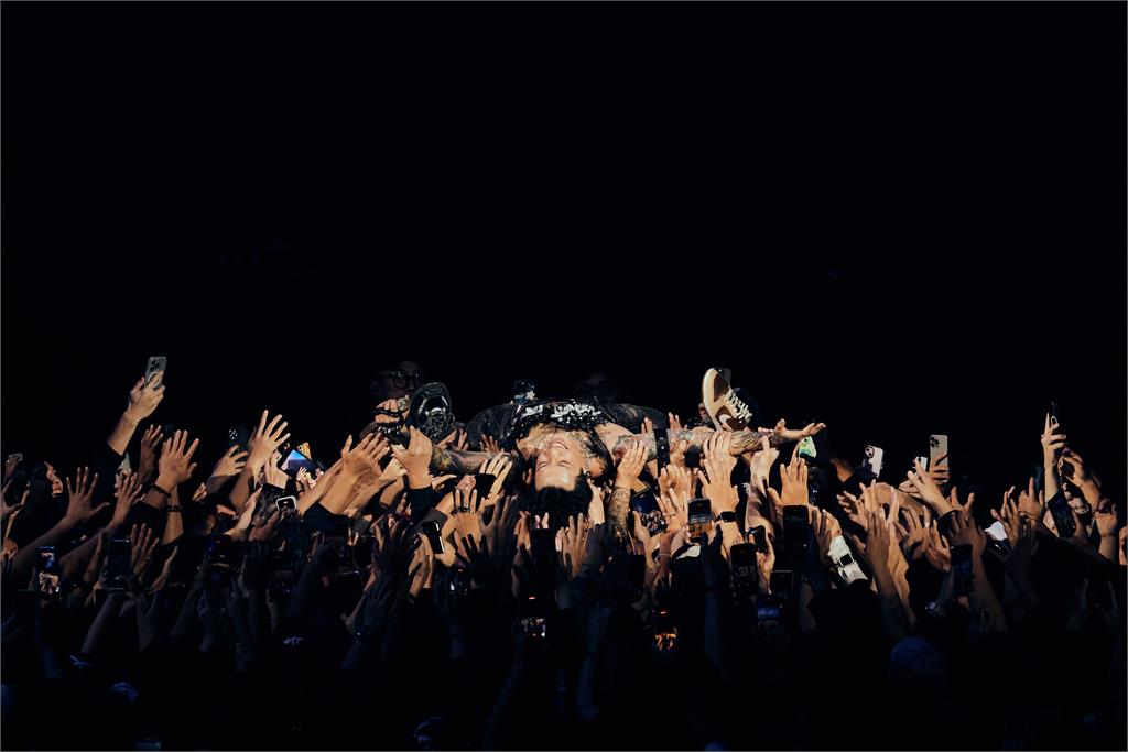 Marz23重要里程碑! 首次以個人身份攻蛋 與歌迷玩人體衝浪