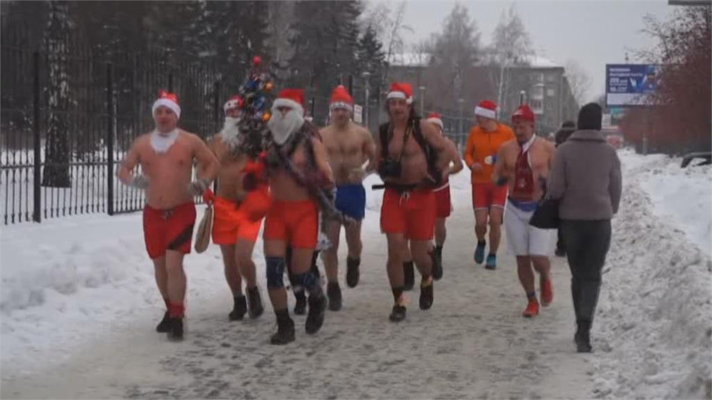 戶外氣溫零下10度　俄國戰鬥民族下水冰泳！
