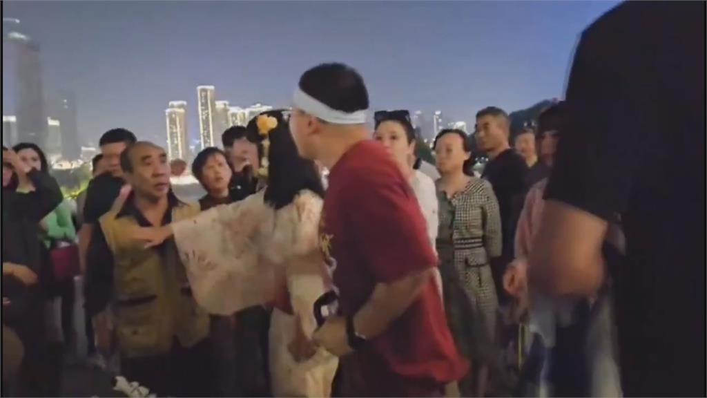 辱華了！2中國女穿和服跳二次元舞　遭大媽大爺包圍推搡狂罵：間諜 