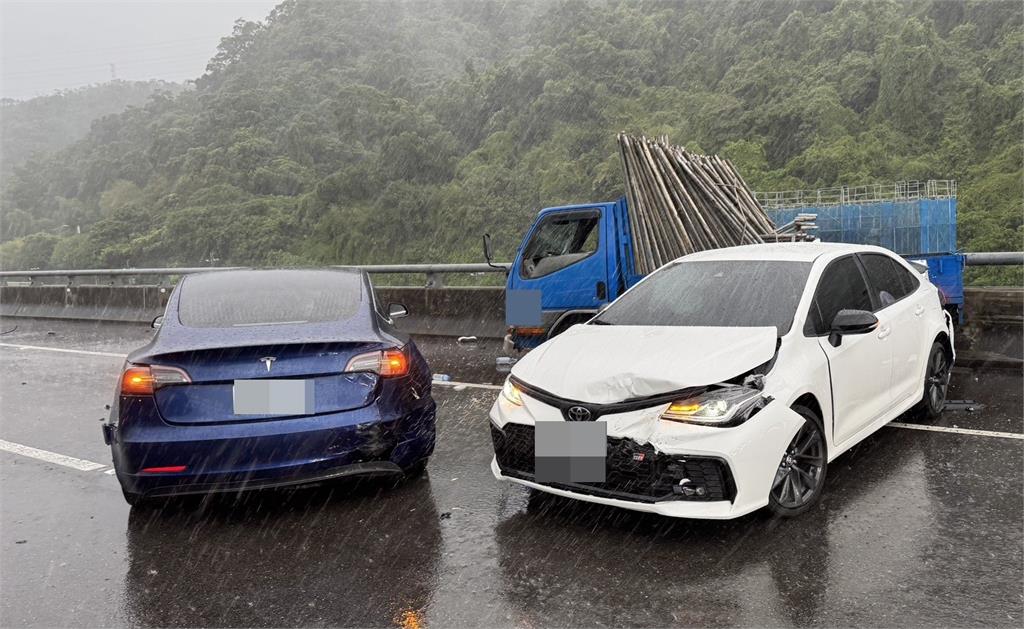 快新聞／賠錢又受傷！國1「特斯拉」雨天自撞護欄　待援時衰被撞到骨折