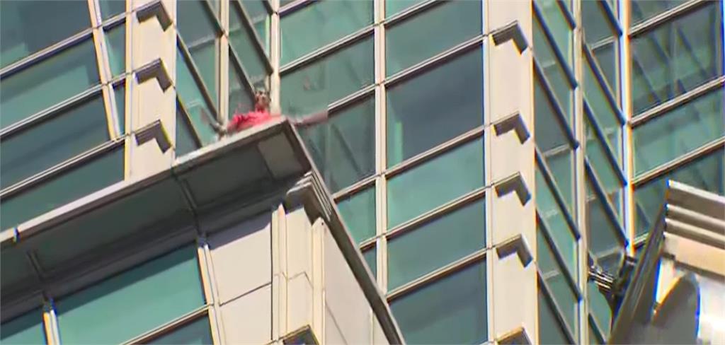 霍諾德徒手爬101「突停半空」掛牆上!震撼畫面嚇壞主持人…真相結局超展開