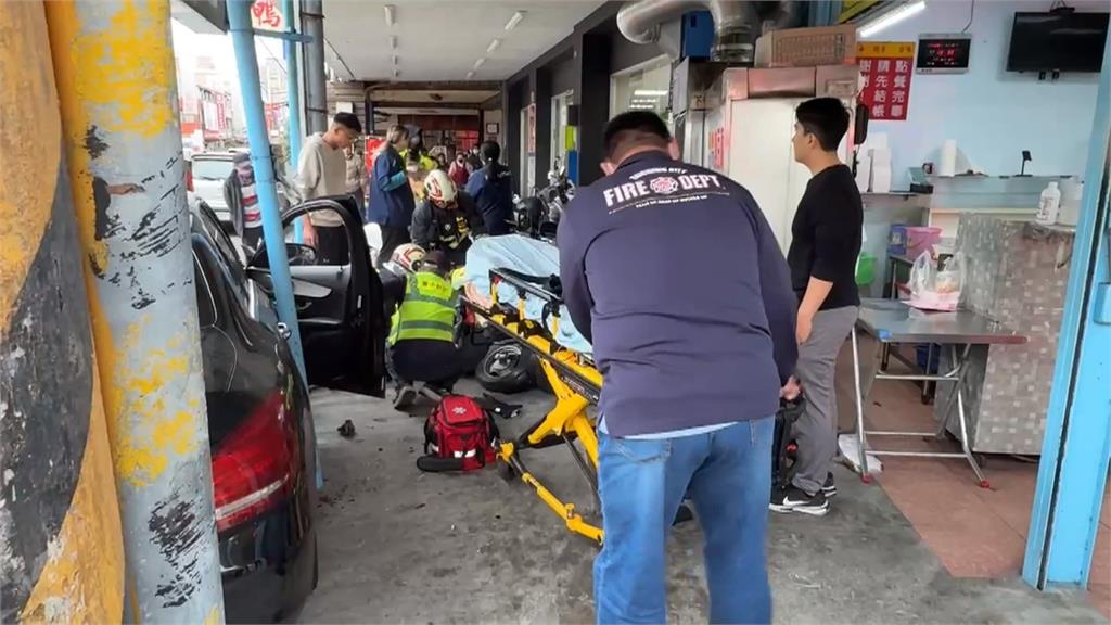 黑色賓士閃避左轉車失控猛撞路口　婦人倒地受傷