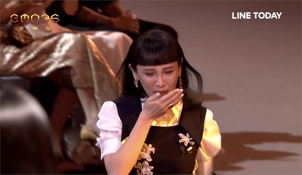 金曲36/魏如萱奪「最佳華語女歌手」暴哭上台:終於從蔡健雅旁邊走上來!