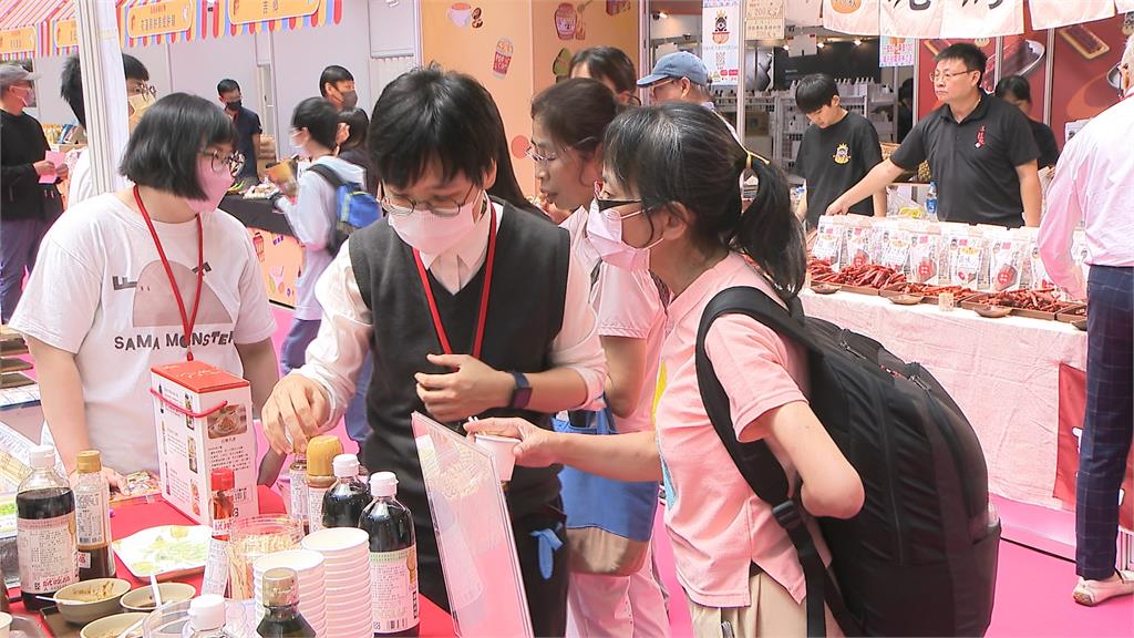 食品暨伴手禮國際博覽會熱鬧登場　吸引大批民眾試吃