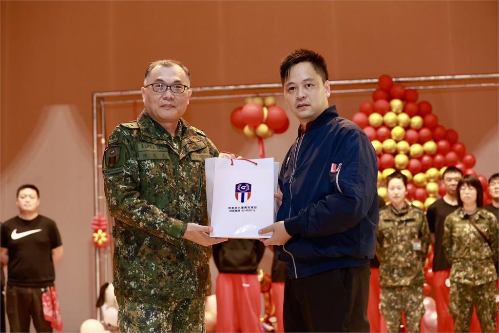 魔術師黃信凱 400場軍中生命教育講座 感動官兵 金鐘得主張啟樂拜師學藝！