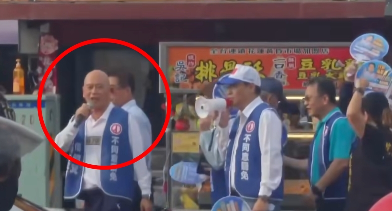 「花蓮王」尷尬畫面曝光!傅崐萁掃街反罷「搭民眾肩膀」當場遭無情甩開