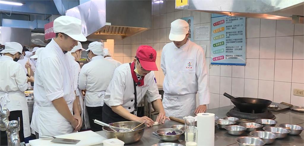 HBL(影)／「校園阿雷U」前進永平工商！球員化身廚神「二刀流」多元發展