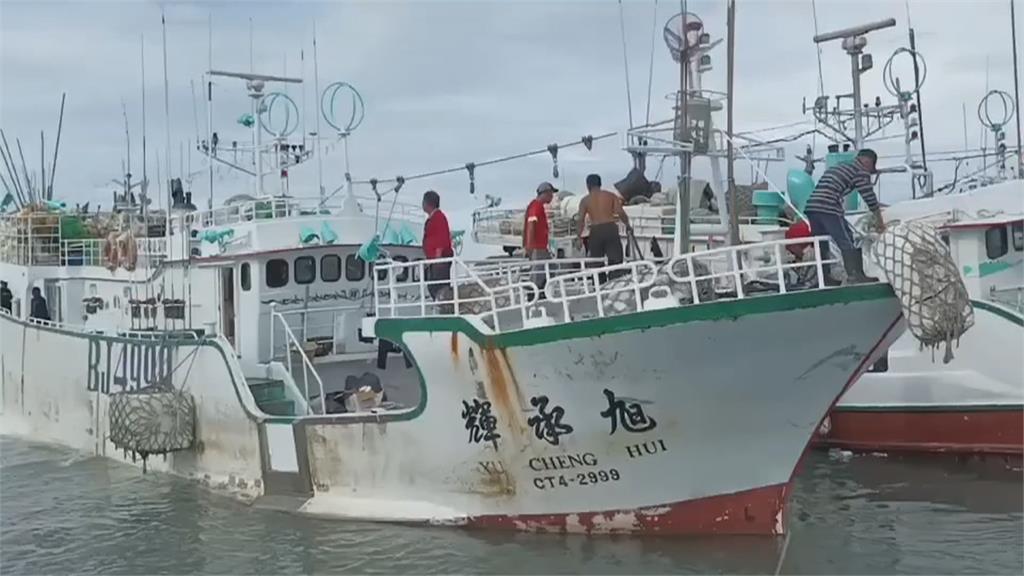 屏東籍漁船海上自燃　船上11人及時棄船平安救起