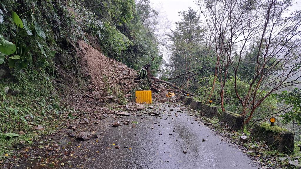 愛新聞/連日豪雨來襲!福山植物園連外道路「嚴重坍方」 目前雙向無法通行