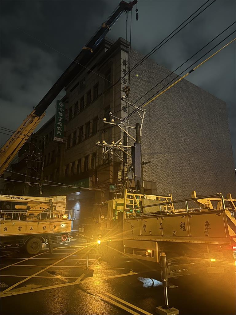 快新聞/台中大里電桿倒塌釀停電 警方冒雨交管估今中午修復